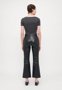ONLY Tall ONLSMOOTH KICK FLARE - Nohavice - black