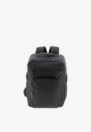 Mochila rectangular negra con correas acolchadas para los hombros, bolsillo frontal con cremallera y asa superior sobre un fondo blanco.
