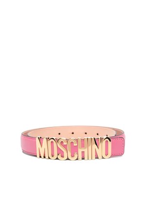 Cintura in pelle rosa con grandi lettere dorate che compongono la parola "MOSCHINO" come fibbia, con più fori di regolazione.