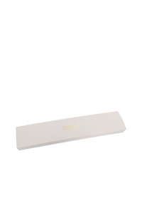 Caja rectangular blanca con letras doradas que dice "amor" centradas en la superficie superior, sobre un fondo blanco liso.