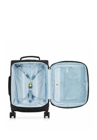 Valise à roulettes noire avec une coque extérieure rigide. L'intérieur présente une doublure rayée bleu clair, des sangles de maintien et un compartiment zippé.
