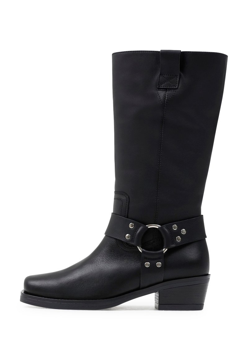 Czarne skórzane botki do wysokości łydki z niskim, grubym obcasem, okrągłym metalowym detalem w formie pierścienia oraz paskiem z srebrnymi nitami wokół kostki.