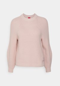 Pull en maille rose clair avec manches bouffantes longues, encolure ronde côtelée et poignets, et petit logo brodé près de l'ourlet sur le devant, côté droit.