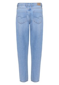 Vaqueros de denim azul claro con un ajuste relajado, diseño de cinco bolsillos, costuras visibles y un parche de cuero en la cinturilla en la parte posterior.