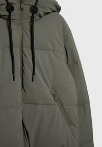 Stradivarius HOODED RUBBERISED PUFFER - Zimska jakna - khaki