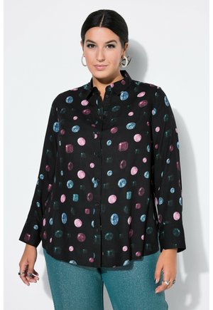 Chemise noire à boutons avec des motifs de gemmes colorées en rose, bleu et teal. Elle possède un col, des manches longues et une coupe décontractée.