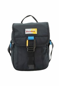 Mochila de tela negra con solapa plegable, que cuenta con una correa azul, un hebilla metálica y un parche de logo en amarillo y gris.