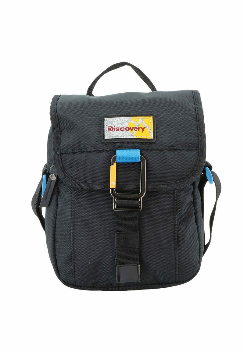 Mochila de tela negra con solapa plegable, que cuenta con una correa azul, un hebilla metálica y un parche de logo en amarillo y gris.