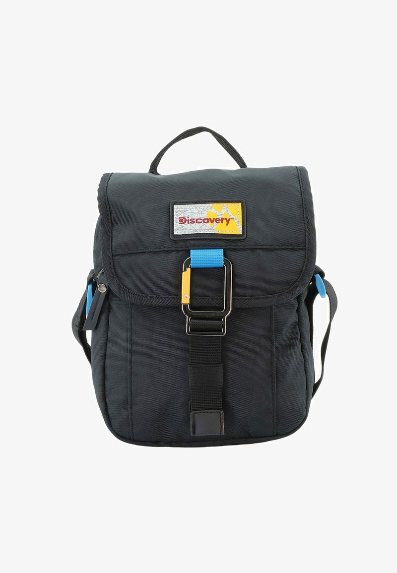 Mochila de tela negra con solapa plegable, que cuenta con una correa azul, un hebilla metálica y un parche de logo en amarillo y gris.