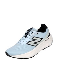 Zapatilla deportiva azul claro con parte superior de malla transpirable, acentos negros, logo en el lateral y suela de amortiguación blanca. Patrón de superficie texturizada.