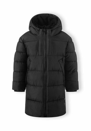 Long manteau d'hiver noir matelassé avec capuche, fermeture éclair devant et coutures horizontales.