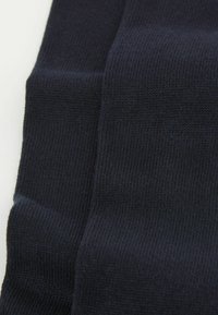 Tessuto a maglia a coste blu navy, con una texture liscia e un motivo uniforme, composto da due sezioni sovrapposte leggermente.