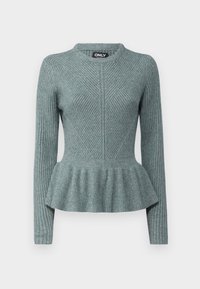 Pull gris en maille côtelée avec manches longues, taille cintrée et ourlet évasé à basque, présentant un col rond et un motif texturé.