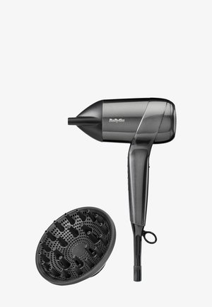 Sèche-cheveux noir compact avec une finition brillante, embout effilé et un accessoire diffuseur amovible comportant des trous ronds et des picots.