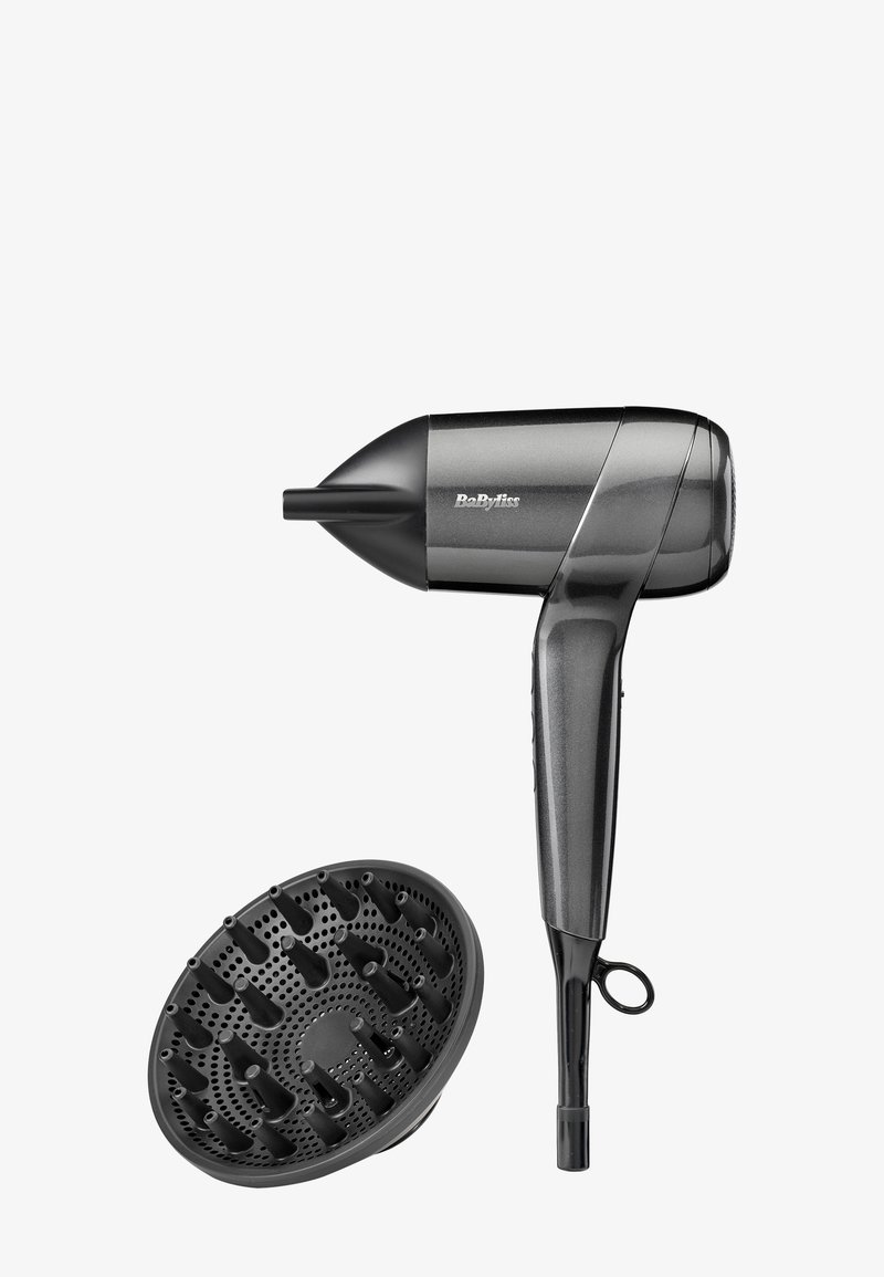 Kompakt svart hårføner med en blank finish, avsmalnende dyse og en avtakbar diffuserfesting med sirkulære hull og stifter.