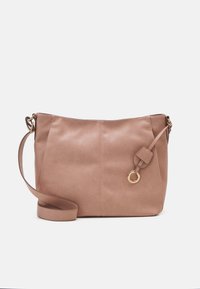 Borsa a spalla in similpelle rosa con design piatto, cinturino laterale e dettagli in metallo color oro. Presenta un anello decorativo sul lato.