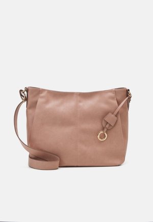 Borsa a spalla in similpelle rosa con design piatto, cinturino laterale e dettagli in metallo color oro. Presenta un anello decorativo sul lato.