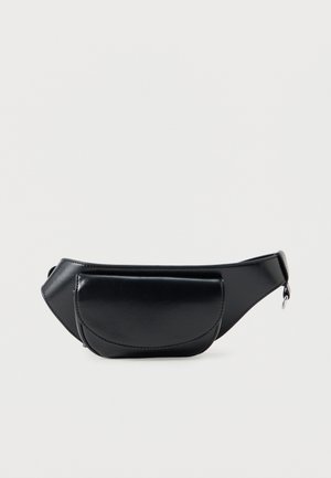 Borsetă din piele ecologică neagră, cu buzunar frontal cu clapetă și curea reglabilă, prevăzută cu închidere cu fermoar.