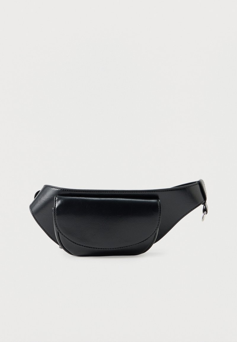 Μαύρο γυναικείο τσαντάκι μέσης από συνθετικό δέρμα με εμπρόσθια τσέπη με καπάκι και ρυθμιζόμενο ιμάντα με κλείσιμο φερμουάρ.