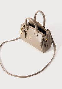 Piccola borsa in pelle taupe con doppio manico superiore, tracolla rimovibile, dettagli in metallo dorato e chiusura con cerniera.
