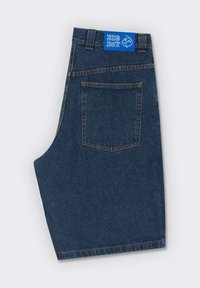 Pantalones cortos de mezclilla azul oscuro con una cintura alta, que presentan un bolsillo trasero y una etiqueta azul con el texto "BIG BOY". Textura lisa.