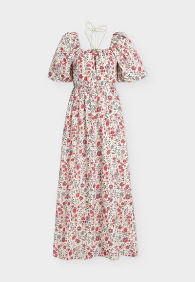 Robe longue blanche avec manches bouffantes, imprimé floral rouge et violet, taille cintrée et fines bretelles nouées dans le dos.