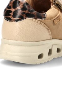 Zapatilla beige con tacón de cuero texturizado, suela gruesa y detalle de cuello con estampado de leopardo.