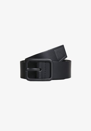 Curea din piele neagră cu o cataramă metalică rectangulară. Prezintă o textură netedă și o branding subtil. Capătul este pliat cu un accent cusut.