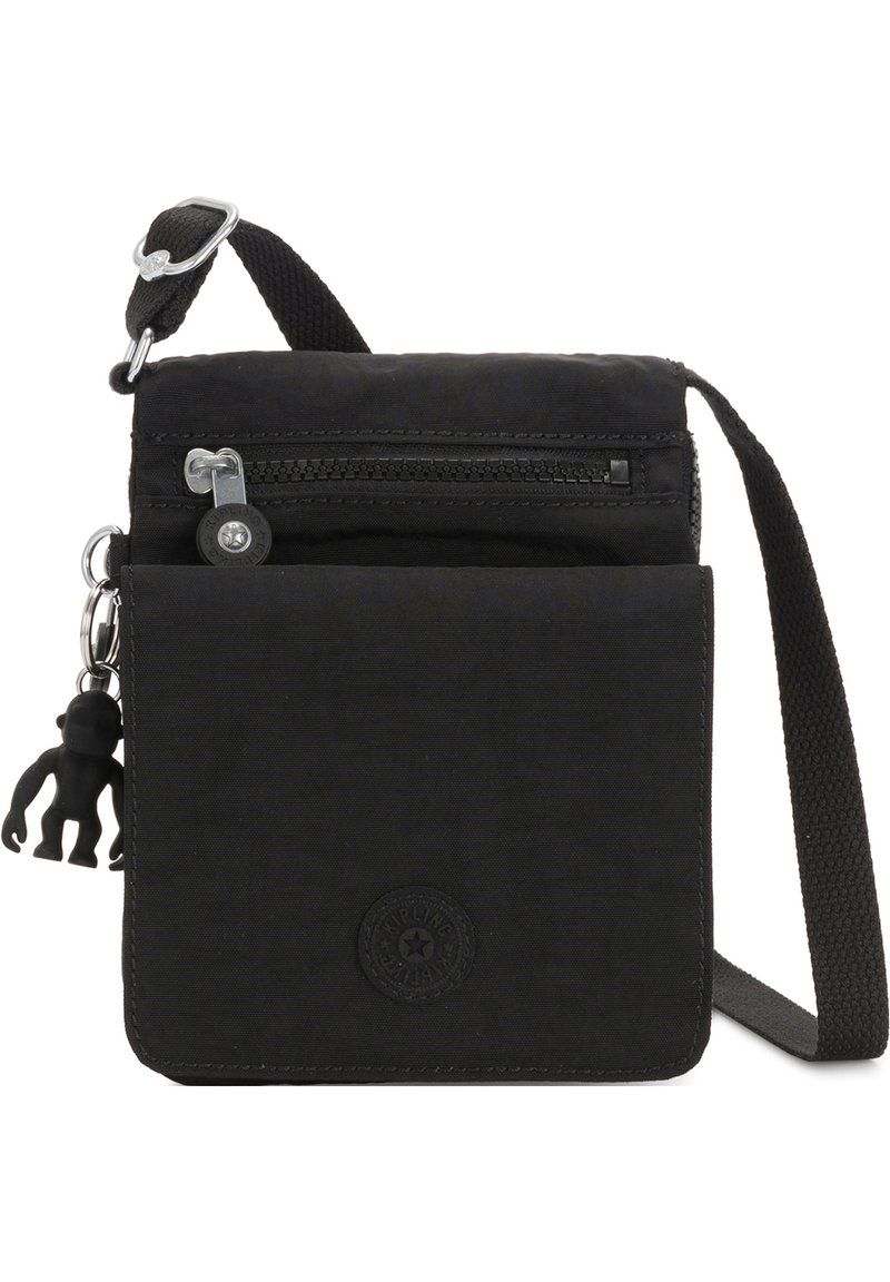 Sort stof crossbody tas med en front lynlås lomme, justerbar rem og abe charme. Har et rundt logo foran.
