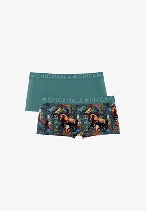 Twee paar dames boyshorts, een effen teal en een met een kleurrijk patroon van paarden en wolken, beide met de tekst "CHICAMALA" op de tailleband.
