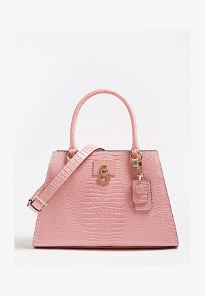 Różowa torebka o fakturze krokodyla, z górnymi rączkami, odpinanym paskiem na ramię, złotym wykończeniem i zawieszką z logo.