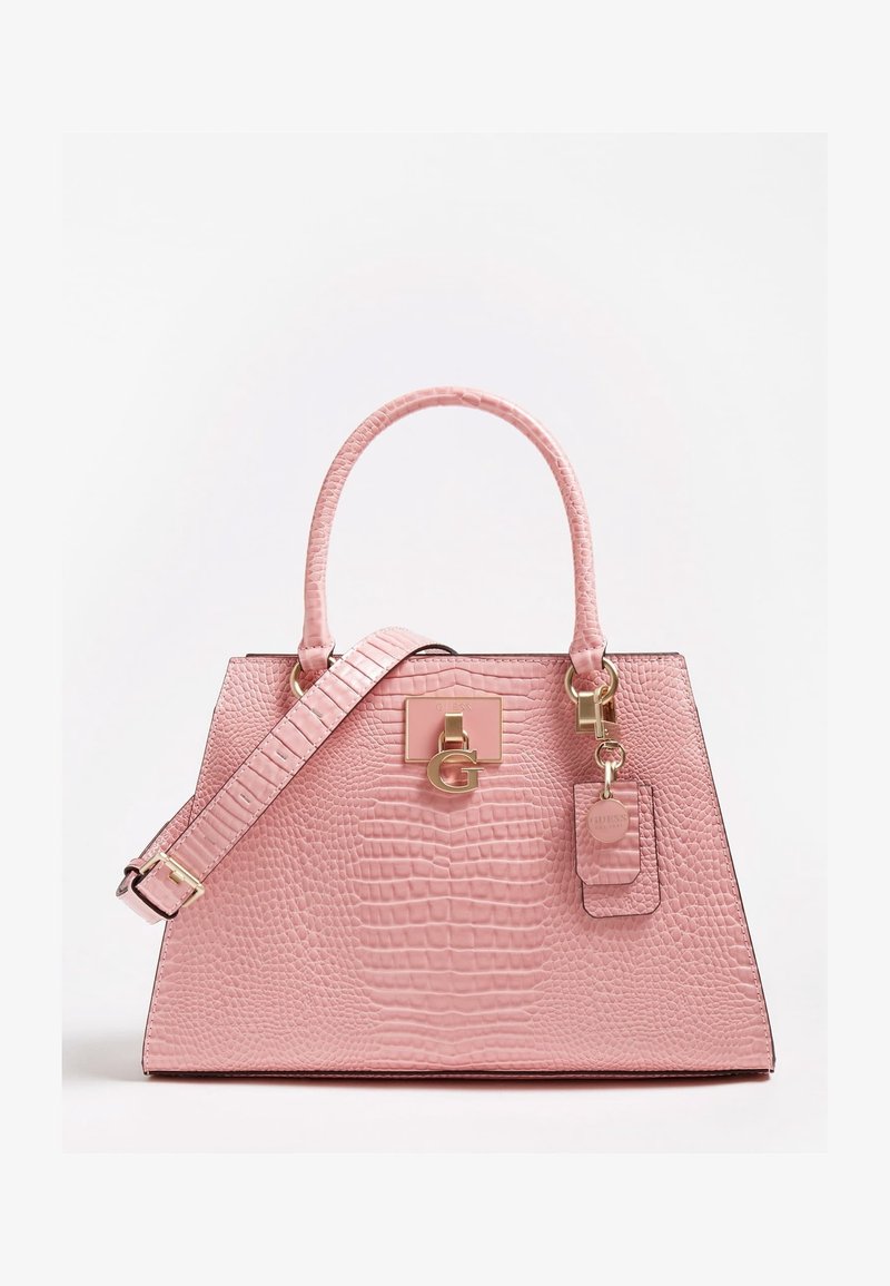 Sac à main rose à texture crocodile avec poignées supérieures, bandoulière amovible, quincaillerie dorée et pendentif logo suspendu.