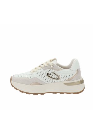 Zapatilla deportiva blanca y beige con lados perforados, detalles en ante beige, suela gruesa y logo metálico en el lateral.