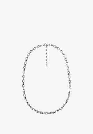 Collier en argent avec de grands maillons ovales et une chaîne d'extension plus courte avec une étiquette de marque pour un ajustement.