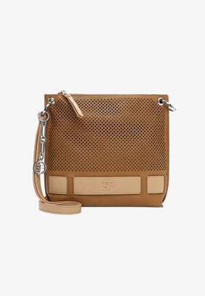 Skórzana brązowa torebka na ramię z perforowanym przednim panelem, srebrnymi elementami, regulowanym paskiem oraz wytłoczonym logo SF na beżowej naszywce.