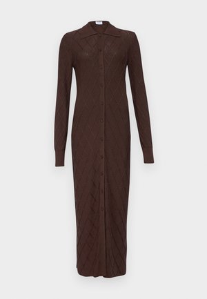 Robe tricotée longue marron avec un motif en losange, boutonnière entière sur le devant, col pointu et manches longues. Fabriquée à partir d'un tissu doux et texturé.