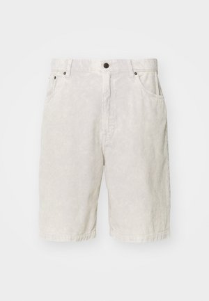 Calções de veludo cinza com uma superfície texturizada, apresentando um fecho de botão, passantes para cinto e dois bolsos laterais.