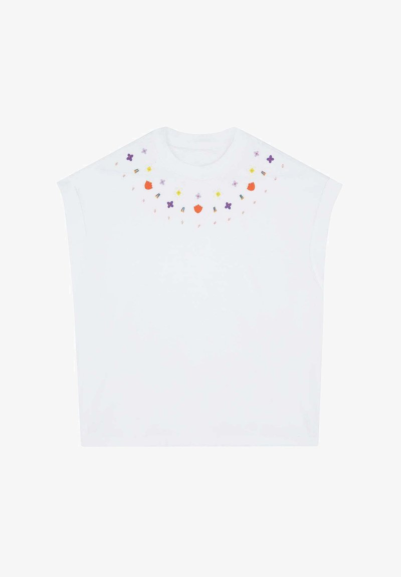 Haut blanc à manches courtes avec un col arrondi, orné de broderies florales multicolores et de petites formes décoratives autour du col.