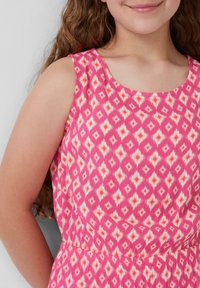 Rosa ärmelloses Kleid mit einem Diamantmuster in Orange- und Weißtönen. Texturierter Stoff mit einem elastischen Bund für einen bequemen Sitz.