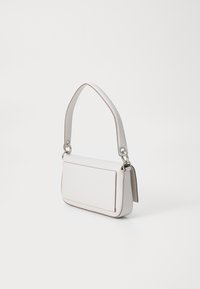 Bolso de cuero blanco con una forma estructurada, asa corta y herrajes de plata. Incluye un bolsillo frontal y detalles de contraste en el ribete.