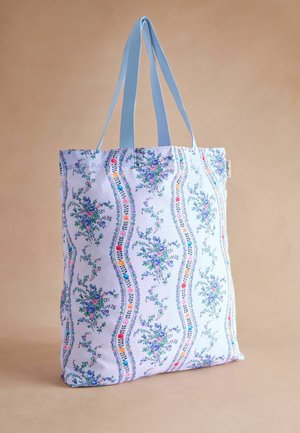 Tote taske med blomstermønster og blå stofhåndtag. Hvid baggrund med blå, pink og orange blomstermotiver i en bølget opsætning.