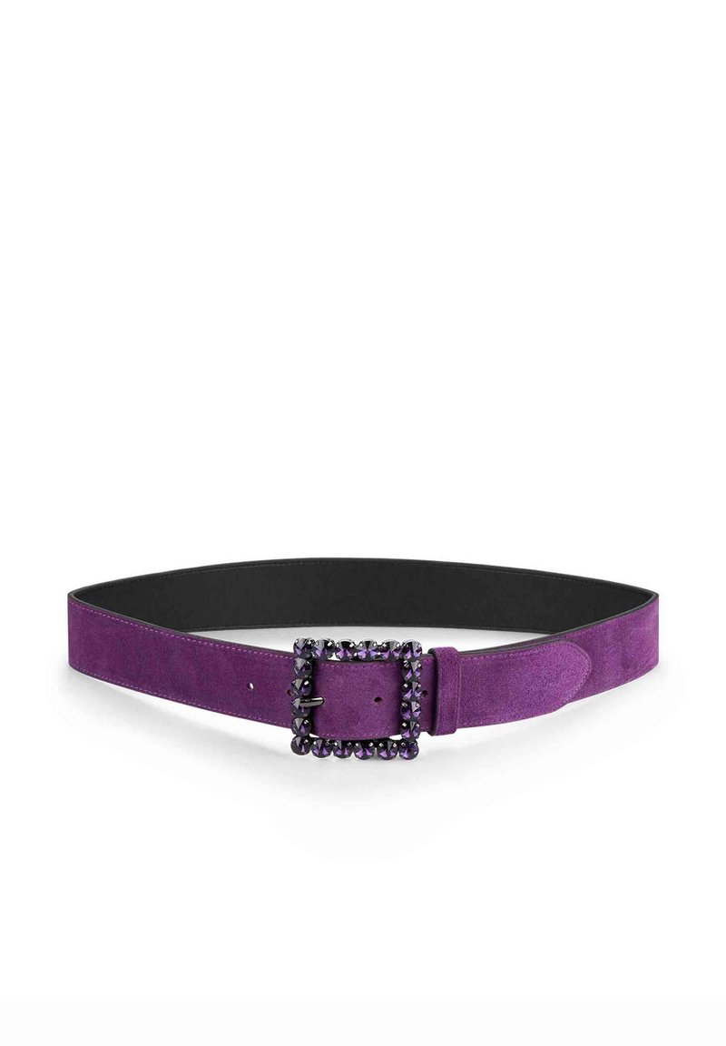 Cinturón de ante púrpura con hebilla rectangular adornada con piedras preciosas oscuras, complementado por un forro interior negro suave.