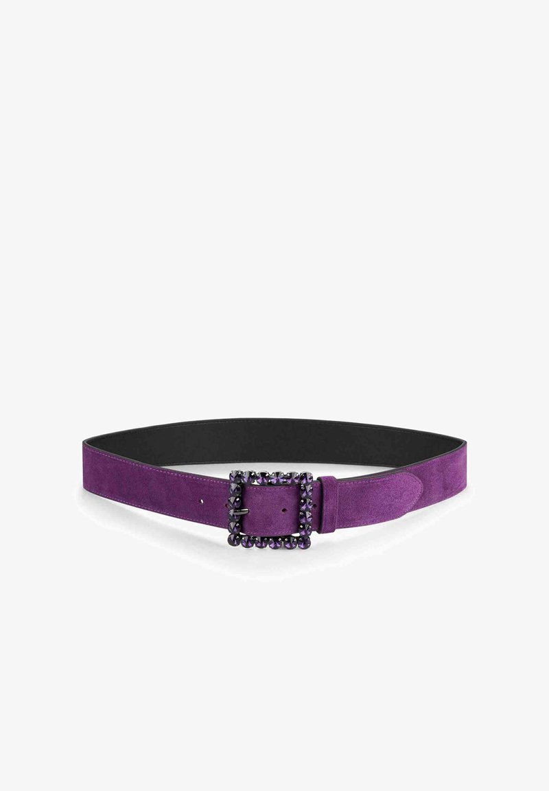 Cinturón de ante púrpura con hebilla rectangular adornada con piedras preciosas oscuras, complementado por un forro interior negro suave.