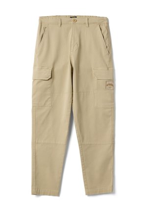 Pantaloni cargo beige con tasche frontali inclinate, tasche laterali con patta, chiusura con bottoni e una toppa cucita sulla tasca della coscia destra.