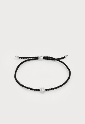 Braccialetto in corda nera intrecciata con un accento metallico argentato e una pietra trasparente in una montatura circolare.