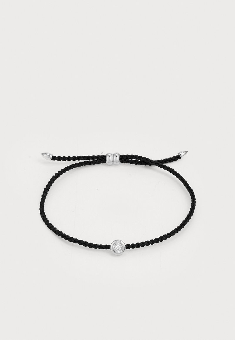 Braccialetto in corda nera intrecciata con un accento metallico argentato e una pietra trasparente in una montatura circolare.