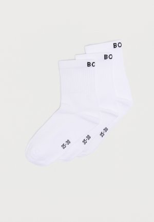 Drie paar witte sportsokken met geribbelde boorden en zwarte tekst met maat 35-38 en gedeeltelijke merknaam "BO".