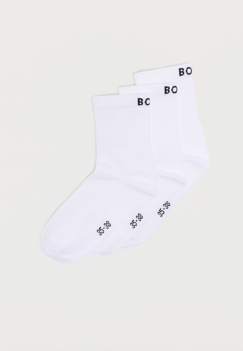 Τρία ζευγάρια λευκές κάλτσες πληρώματος με ριμπ μανσέτες και μαύρο κείμενο που δείχνει το μέγεθος 35-38 και μερικό όνομα μάρκας "BO".