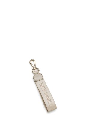 Beige stof sleutelhanger met een textuurafwerking en een metalen clip. Heeft de reliëfzin "HEY MARLY" in een subtiele, tonale ontwerp.