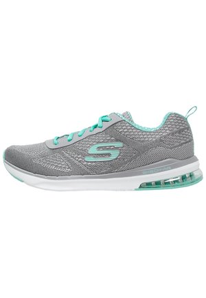 Baskets de sport Skechers grises et bleu canard avec tige en maille, semelle rembourrée, talon avec poche à air et logo sur le côté.
